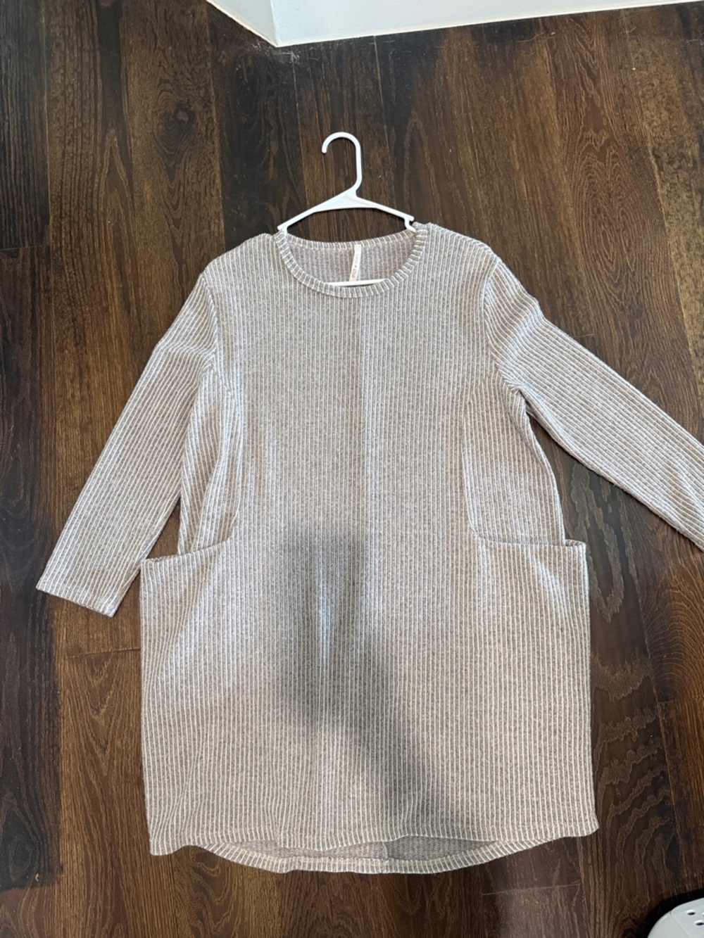 Relaxed Long-Sleeve Ribbed Pocket Dress in Light Beige